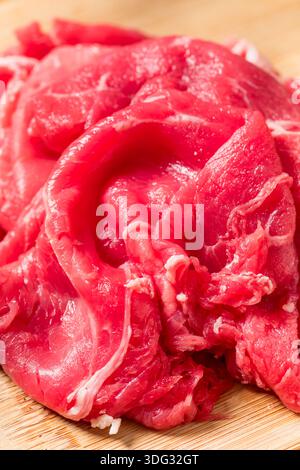 Carne di manzo rasata cruda con erba pronta per la cottura Foto Stock