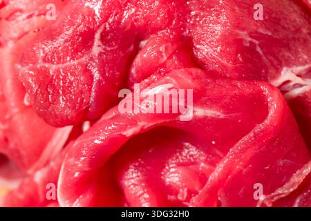 Carne di manzo rasata cruda con erba pronta per la cottura Foto Stock
