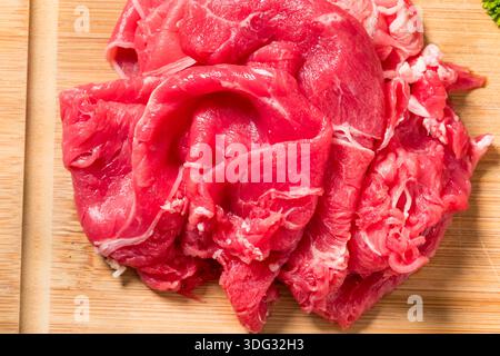 Carne di manzo rasata cruda con erba pronta per la cottura Foto Stock