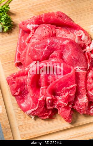 Carne di manzo rasata cruda con erba pronta per la cottura Foto Stock