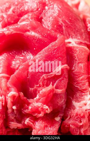 Carne di manzo rasata cruda con erba pronta per la cottura Foto Stock
