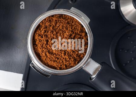 Caffè espresso macinato biologico in un portafiltro pronto per l'estrazione Foto Stock