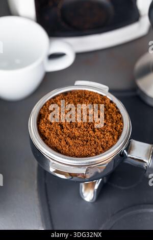 Caffè espresso macinato biologico in un portafiltro pronto per l'estrazione Foto Stock