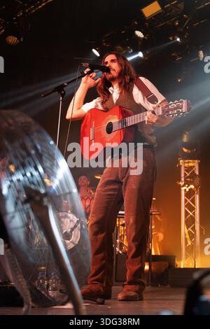Madrid, Spagna. 14 gennaio 2026. La cantante Carlos Ares si esibisce durante il suo festival INVERFEST al Circo Price il 14 gennaio 2026, a Madrid, Spagna Credit: SOPA Images Limited/Alamy Live News Foto Stock