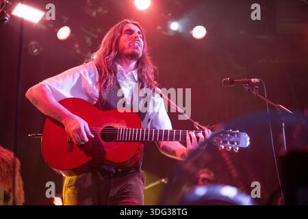 Madrid, Spagna. 14 gennaio 2026. La cantante Carlos Ares si esibisce durante il suo festival INVERFEST al Circo Price il 14 gennaio 2026, a Madrid, Spagna Credit: SOPA Images Limited/Alamy Live News Foto Stock