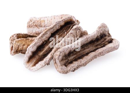 Banane essiccate isolate su sfondo bianco, foto scattate con metodo di impilamento, create senza intelligenza artificiale generativa Foto Stock
