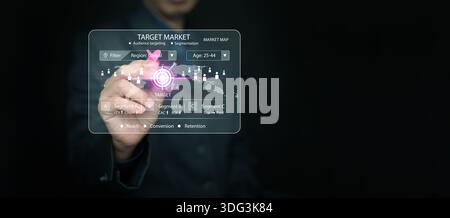 Uomo d'affari con una freccetta che colpisce il bersaglio sullo schermo del mercato digitale. Targeting accurato dei clienti, segmentazione degli utenti, nicchia dei consumatori, Foto Stock