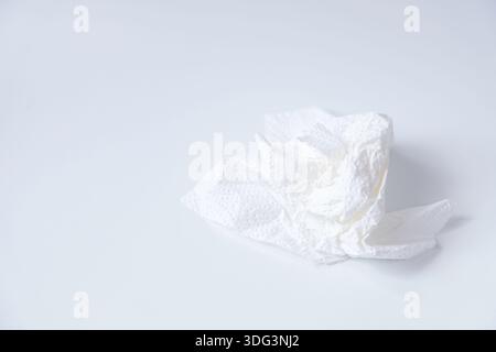 Carta straccia usata isolata su sfondo bianco Foto Stock