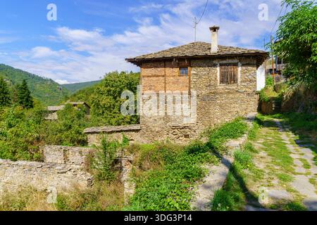 Vista delle case tipiche del villaggio di Kovachevitsa, dei monti Rodopi, Bulgaria Foto Stock