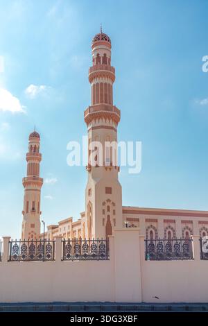 Jamea Sayyida Fatima bint Ali al Said Mosque, al Seeb, Mascate, Oman - 5 gennaio 2024: Una moschea color crema presenta alti minareti ornati contro a. Foto Stock