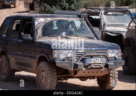 Vista anteriore di un SUV di lusso Range Rover P38 blu modificato. È dotato di paraurti in acciaio, verricello, piastra di scorrimento, pneumatici di fango e guida con snorkeling su un fuoristrada polveroso Foto Stock