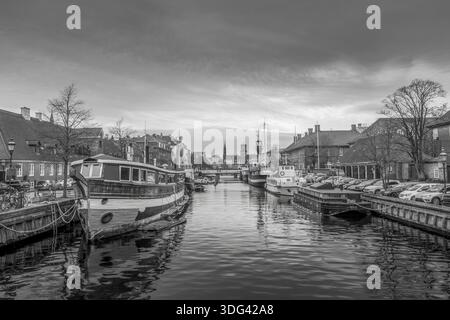 Primo piano di una vecchia barca in legno ormeggiata nel canale Nyhavn, Copenaghen, Danimarca, dettaglio marittimo, Urban Waterway Foto Stock