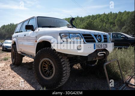 Vista frontale di una Nissan Patrol GR Y61 bianca modificata. Offre miglioramenti estremi in fuoristrada, tra cui pneumatici massicci, sospensioni sollevate, verricello, snorkeling, a. Foto Stock