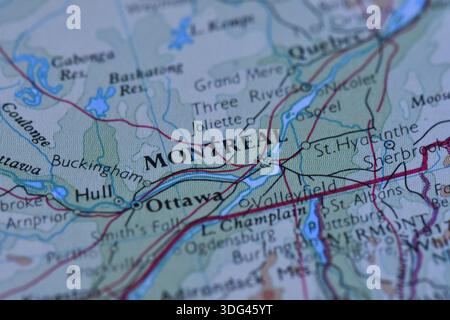 Primo piano di una mappa fisica del Canada orientale e degli Stati Uniti nord-orientali, con Montreal, Ottawa e il lago Champlain. Foto Stock