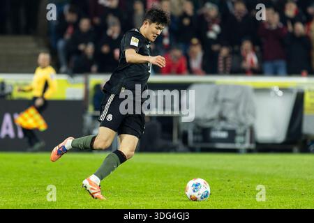COLONIA, GERMANIA - 14 GENNAIO: Minjae Kim (FC Bayern Muenchen, 3) durante la partita di Bundesliga tra 1. FC Koeln vs. FC Bayern Muenchen il giorno 17 al RheinEnergie-Stadion il 14 gennaio 2026 a Colonia, Germania. Le normative #DFL vietano qualsiasi uso di fotografie come sequenze di immagini e/o quasi-video Foto Stock