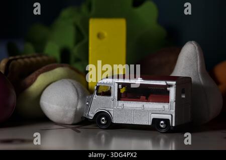 Mantova, Italia - 22 MAGGIO 2025 - Majorette replica di un furgone alimentare Citroen HY grigio con cibo giocattolo dietro di esso visto da vicino Foto Stock