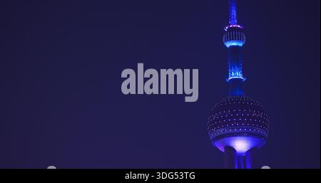 Vista ravvicinata dell'iconica Oriental Pearl Tower illuminata di fianco Foto Stock