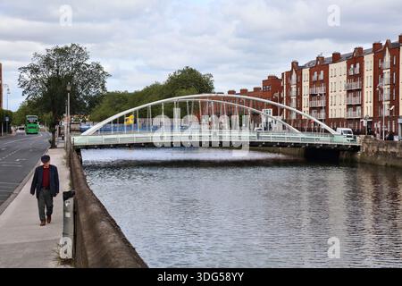 DUBLINO, IRLANDA - 5 LUGLIO 2024: Ponte James Joyce sul fiume Liffey a Dublino, Irlanda. È stato progettato da Santiago Calatrava. Foto Stock
