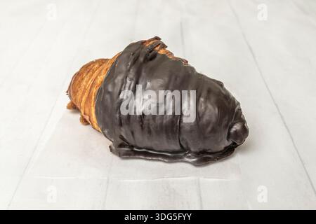 Una composizione artistica di croissant assortiti disposti su una lastra di marmo, evidenziando l'eleganza della sua forma a mezzaluna Foto Stock