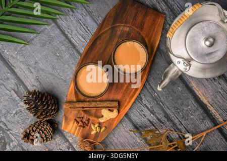 Tè indiano masala chai. Tè speziato Masala chai con latte e spezie o karak chai o taglio chai. Tè con cialda di tè indiano, ristorante, bar, cucina etnica Foto Stock