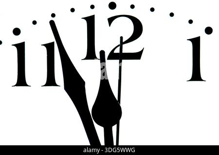 Le lancette nere di un orologio sono posizionate vicino alle dodici, indicando un momento significativo nel tempo Foto Stock