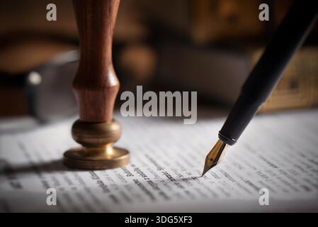 Legge, tema notaio di fondo. Penna a fontana e carta fatta a mano sulla scrivania Foto Stock