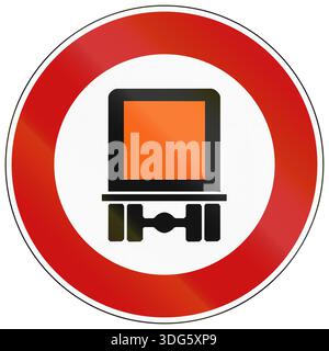 Segnaletica stradale tedesca che vieta la circolazione dei veicoli a motore soggetti all'identificazione di merci pericolose. Foto Stock