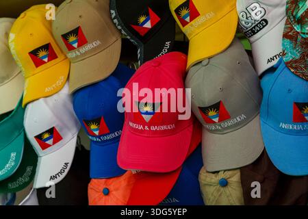 Cappellini da baseball in vendita a St Johns, Antigua, Isole dei Caraibi a dicembre Foto Stock