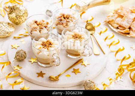 Cappuccino tiramisù dessert per Capodanno, festa o carnevale Foto Stock