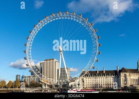 Londra, Inghilterra - 30 novembre 2025; la ruota panoramica a sbalzo più alta del mondo, il London Eye sulla riva sud del Tamigi con passeggeri Foto Stock