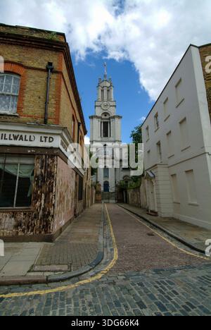 La facciata della chiesa di St Annes si vede dalla strada, Poplar. - Newham, Regno Unito : maggio 2022 Foto Stock