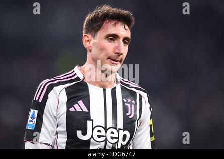 TORINO, ITALIA - 12 GENNAIO: Andrea Cambiaso della Juventus FC guarda durante la partita di serie A tra Juventus FC e US Cremonese all'Allianz Stadium il 12 gennaio 2026 a Torino. (Foto di Alberto Gandolfo/Agenzia BSR) Foto Stock