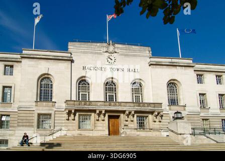 La facciata dell'edificio del municipio di Hackney si vede dalla strada. - Hackney, Regno Unito : maggio 2022 Foto Stock