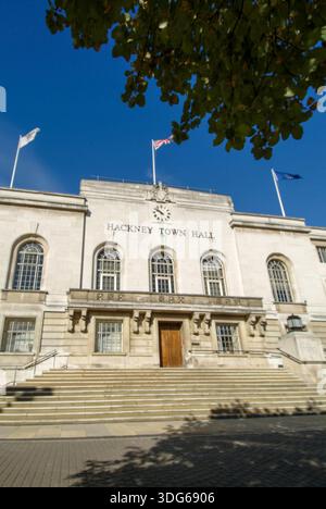 La facciata dell'edificio del municipio di Hackney si vede dalla strada. - Hackney, Regno Unito : maggio 2022 Foto Stock