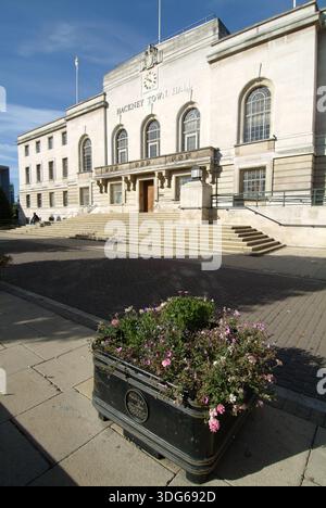 La facciata dell'edificio del municipio di Hackney si vede dalla strada. - Hackney, Regno Unito : maggio 2022 Foto Stock