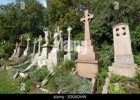 Lapidi e tombe ornate all'interno di un cimitero vittoriano sovrastato. - Haringey, Regno Unito : maggio 2022 Foto Stock