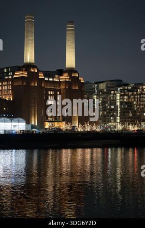 Battersea PowerStation si riflette sul Tamigi di notte Foto Stock