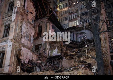Kiev, Ucraina – 21 dicembre 2022: Edificio storico in rovina in via Zhylianska distrutto dallo sciopero dei droni Shahed. Vista notturna durante il blackout, conseq. Guerra Foto Stock