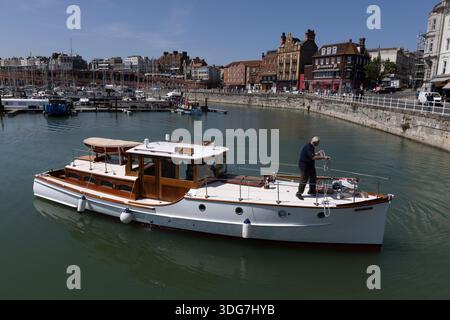 La Ryegate II, una piccola nave di Dunkerque, dopo importanti lavori di restauro in Olanda, si lega al porto interno di Ramsgate dall'equipaggio di lancio sul porto. Questa barca prese parte all'operazione Dynamo nel 1940, salvando le truppe britanniche e alleate al largo delle spiagge di Dunkerque. Foto Stock