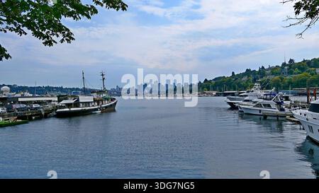 Vista sul lago Union con barche ormeggiate e grattacieli sullo sfondo a Seattle, Washington, Stati Uniti Foto Stock