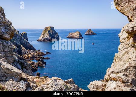 Le rocce di Pointe de Pen-Hir (Beg Penn Hir) nella penisola di Crozon, Camaret-sur-Mer, dipartimento del Finistère in Bretagna, Francia Foto Stock