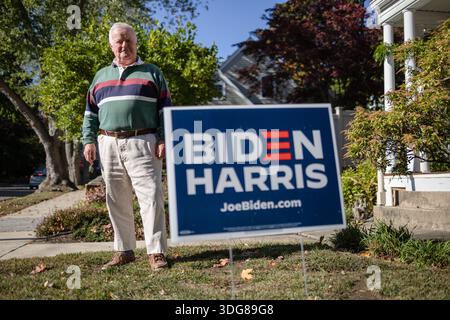 Portsmouth, NH - 14 ottobre 2020: L'insegnante in pensione Ronan Donohoe posa con un cartello della campagna Biden-Harris in vista delle elezioni presidenziali del 2020. Foto Stock
