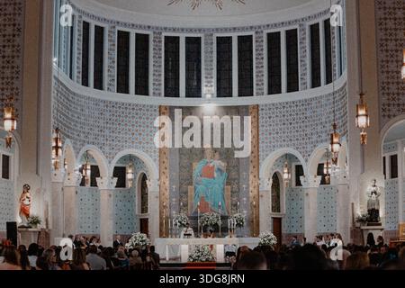 Cerimonia nuziale in una grande chiesa Foto Stock