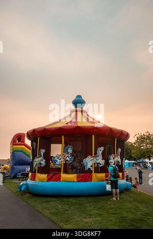 Mukilteo WA USA 5 settembre 2025 giro di Carnevale al sole del tardo pomeriggio al Lighthouse Festival Foto Stock