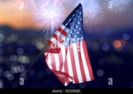 Bandiera USA e fuochi d'artificio contro il paesaggio urbano sfocato. Design del biglietto d'auguri per le festività nazionali Foto Stock