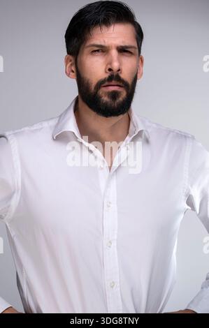 Foto aziendale dell'uomo vestito con camicia wight e pantaloni blu - pantaloni Foto Stock