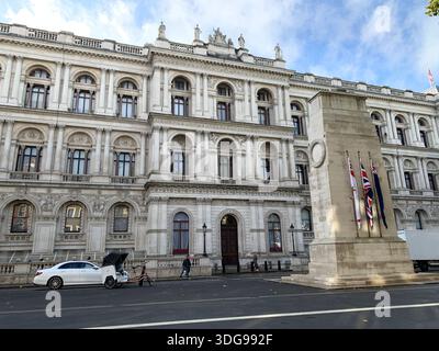LONDRA, Regno Unito, 22 ottobre 2019, London Whitehall Street view con una grande facciata governativa in pietra, il cenotafio con bandiere, pedoni, un'auto e un Foto Stock