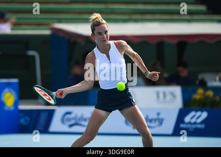 Melbourne, Australia. 14 gennaio 2026. Elizabeth Mandlik (USA) viene vista in azione durante la partita di tennis con Katie Boulter (GBR) al Kooyong Classic Tennis Tournament. Mandlik ha vinto in serie consecutive con un punteggio di 6-4 7-6 (foto di Alexander Bogatyrev/SOPA Images/Sipa USA) crediti: SIPA USA/Alamy Live News Foto Stock