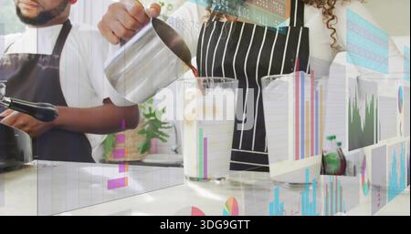 Versare il barista in grembiule striato per preparare caffè ghiacciato al bancone del bar, utilizzando caraffa con grafici di dati Foto Stock