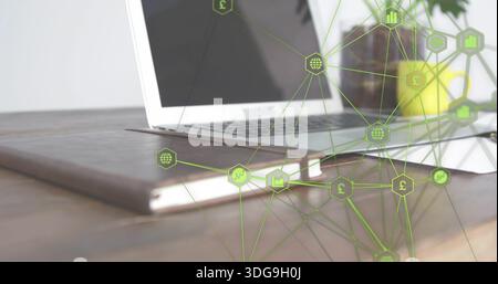 Visualizzazione di un laptop argentato appoggiato su un foglio di pelle marrone su una scrivania in legno, con sovrapposizione di rete verde Foto Stock